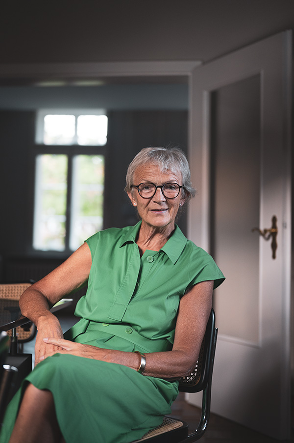 Kloster Walsrode, Äbtissin, Dr. Eva Gräfin von und zu Westerholt- Gysenberg, Büro, grünes Kleid