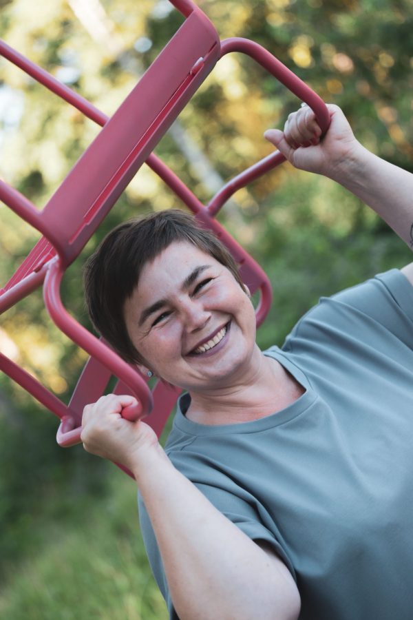 roter Stuhl, Frau, Porträt, blaues Kleid, kurze Haare, Lachen