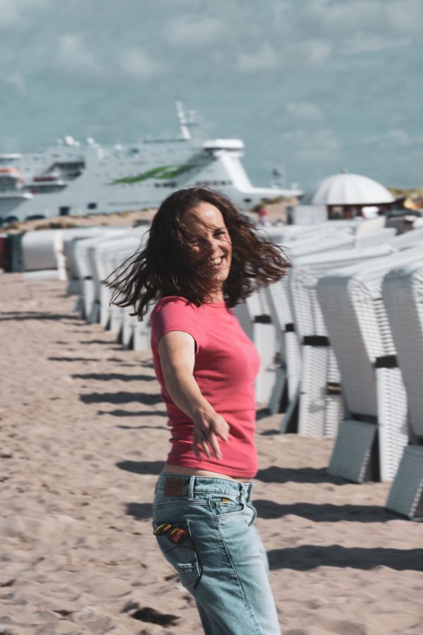 Strand, Standkörbe, Sand, Meer, blauer Himmel. fröhliche Frau, Frauenporträt, Warnemünde, Jeans, T-Shirt