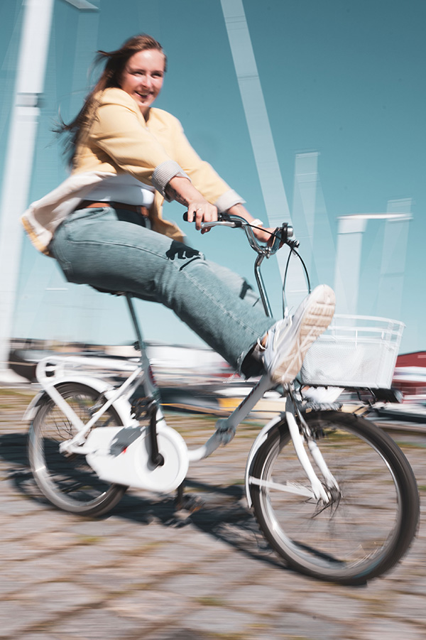 Klapprad, Greifswald, Hafen, Jeans, Blazer, lange Haare, Frauenporträt, Fahrrad
