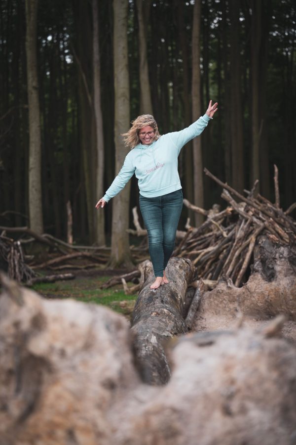 Wald, Gespensterwald Nienhagen, Bäume, Sand, Frauenproträt, Balance, Jeans, Sweatshirt, Barfuß, Baumstamm,