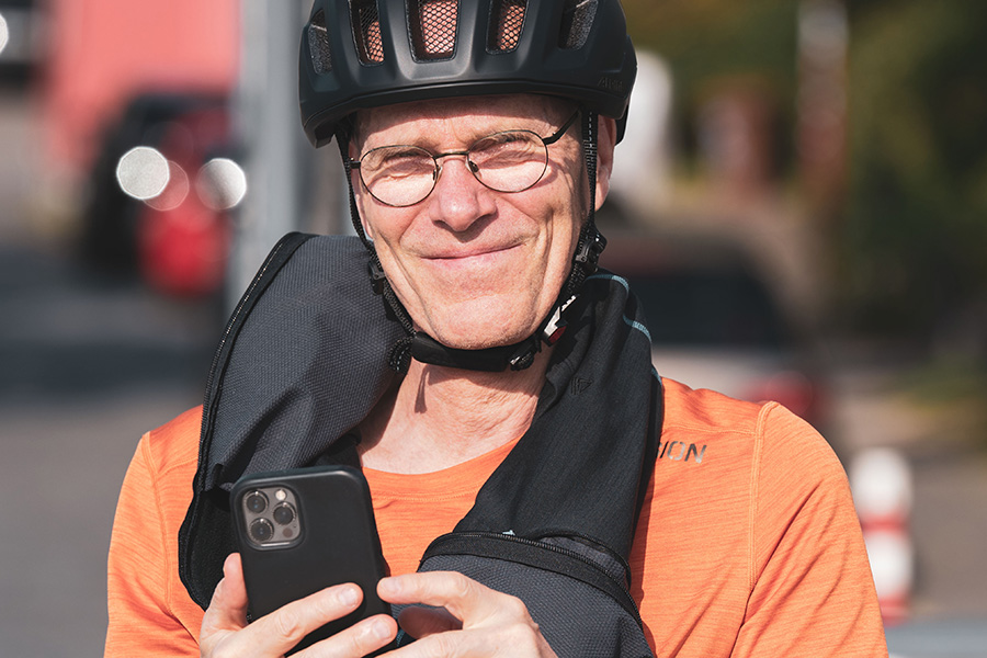 Mann, Porträt, Fahrradhelm, Handy, T-Shirt, orange