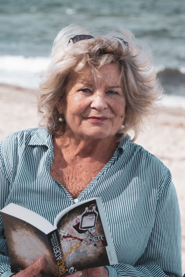 Ostsee, Meer, Frauenporträt, Buch, Krimi, Autorin