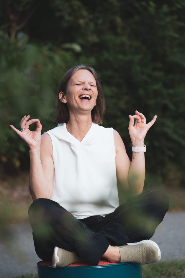 Yoga, Portärt, Frau, weißes Shirt, schwarze Hose, Lachen, Wald