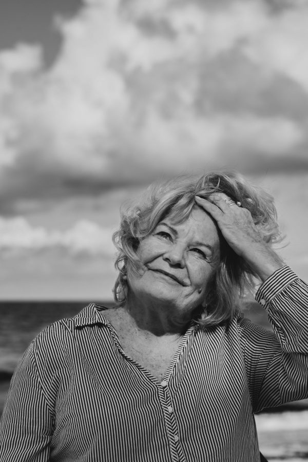 S/W Foto, Frauenporträt, Ostsee, Meer, Krimi, Autorin