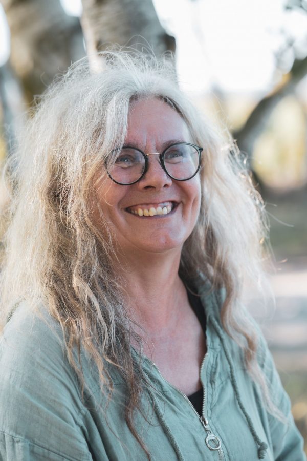 graue Haare, Brille, Frauenporträt, Bäume