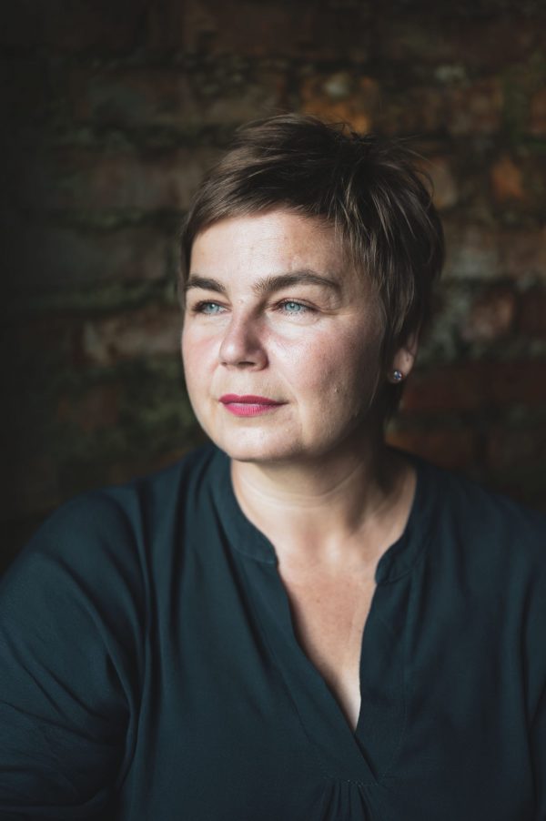 Frauenporträt, rote Lippen, kurze Haare, V-Ausschnitt,