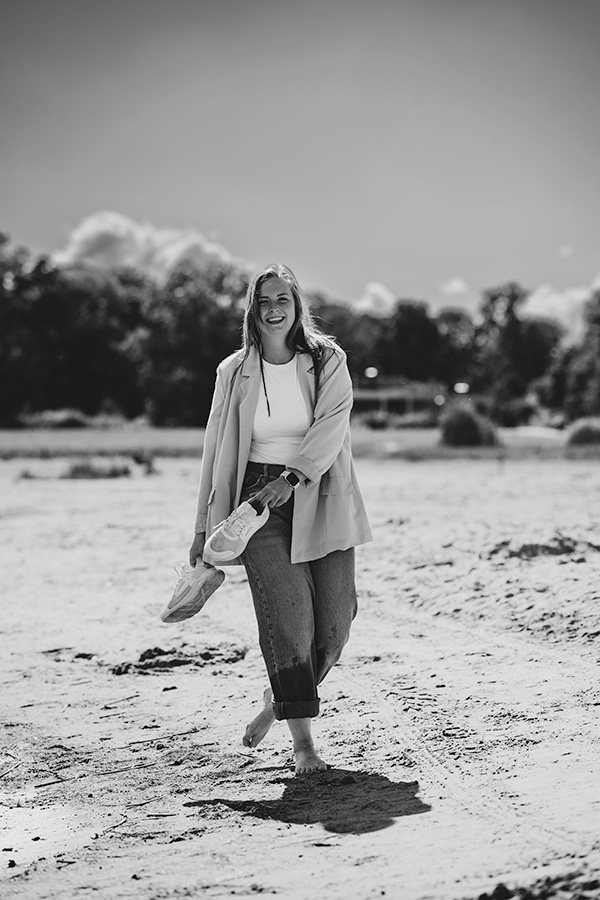 Ostsee, Dänisches Wieck, Strand, Blazer, Frauenproträt, Jeans, Sneakers, lange Haare.