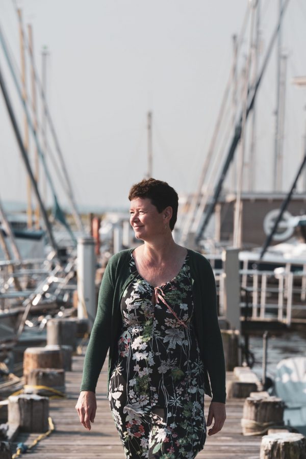 Hafen, Krummin, Ostsee, Usedom, Frauenporträt, grüne Jacke, Blumenkleid, Boote