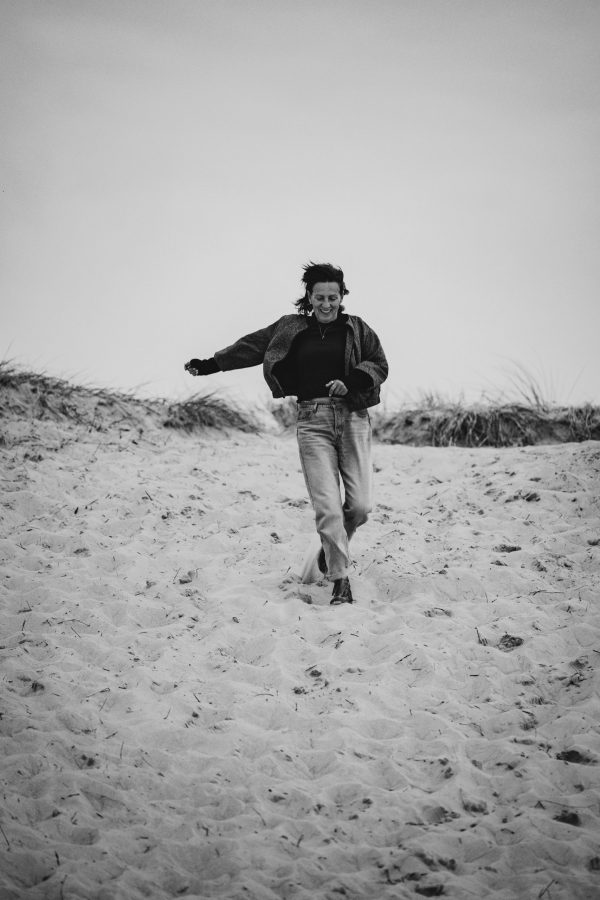Strand, Frauenporträt, Sand, Abendstimmung, Jeans, dunkle Haare, Bewegung